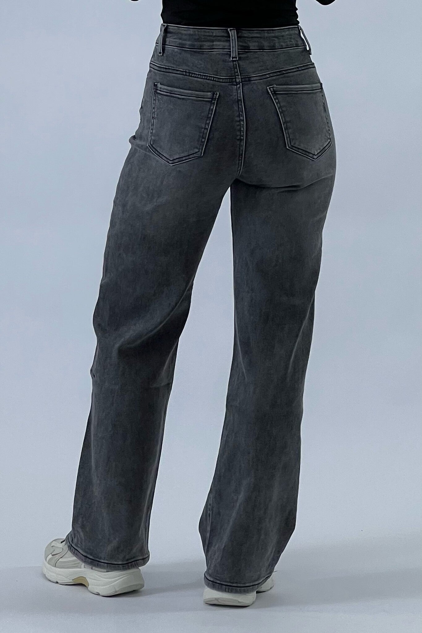 Pia - Fashionable Baggy Jeans