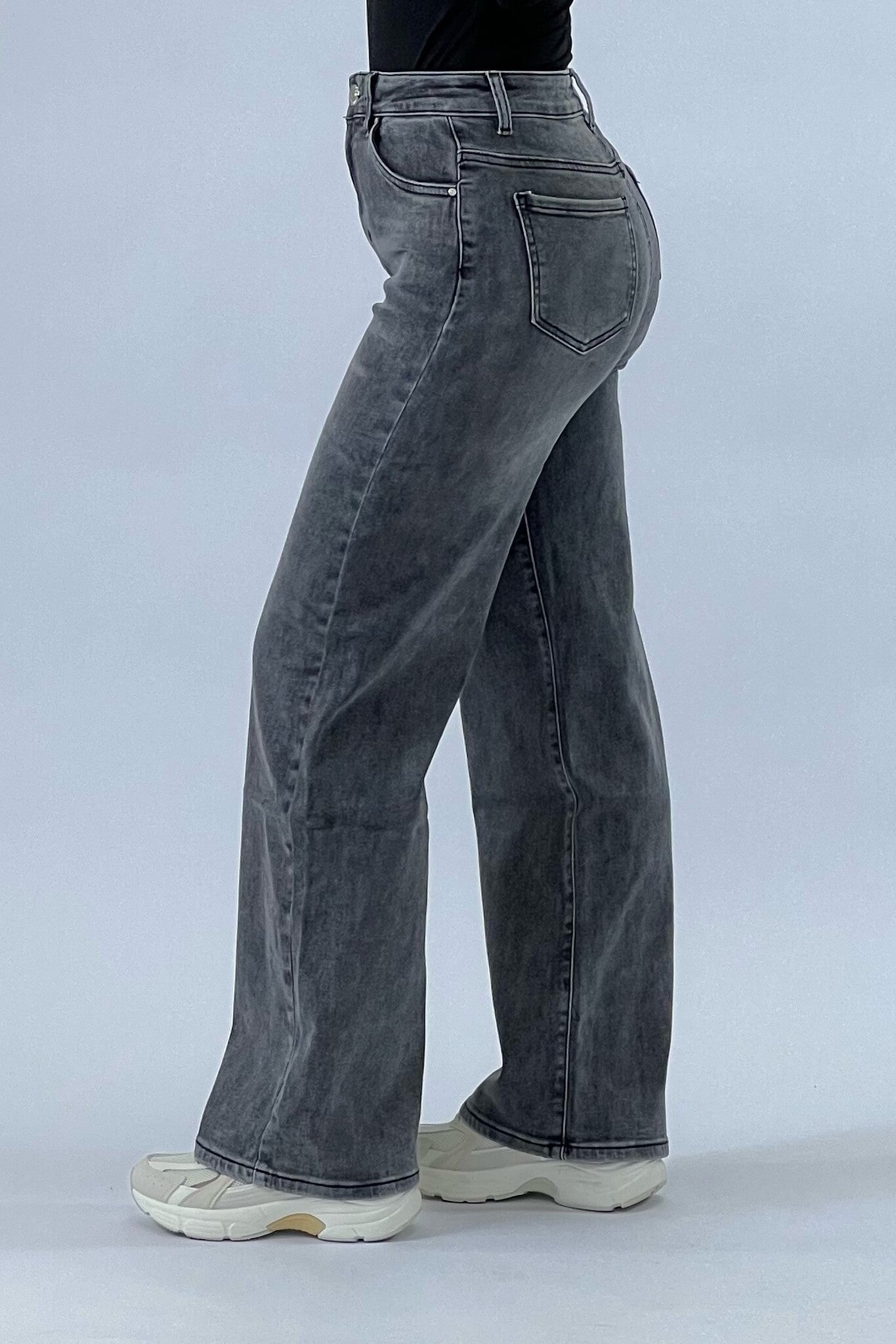 Pia - Fashionable Baggy Jeans