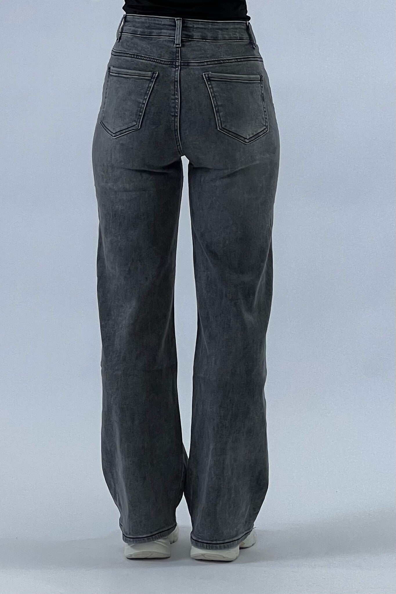 Pia - Fashionable Baggy Jeans